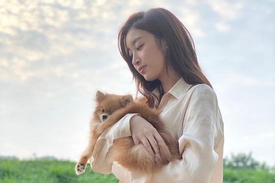Đỗ Mỹ Linh khoe sắc thuần khiết nhưng gây chú ý là màn 'cà khịa' vô cớ thú cưng