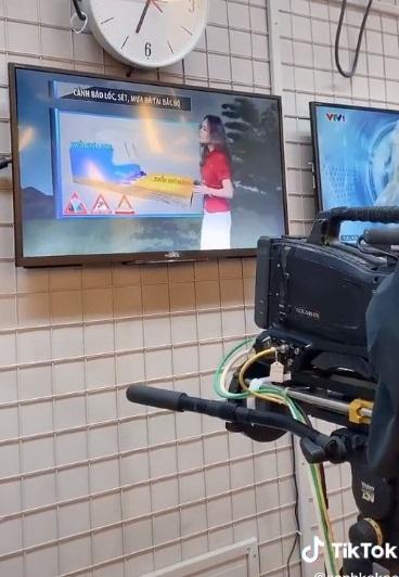Khoe clip hậu trường cực độc, phong cách ăn mặc hài hước của MC thời tiết VTV chiếm sóng dân mạng-2