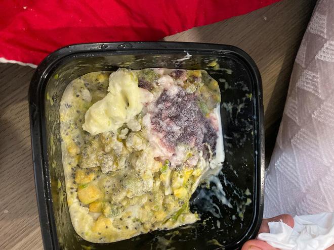 Thấy bà lấy hộp kem ra, các cháu vừa chạy vừa khóc thét vì sản phẩm có màu sắc ám ảnh-1