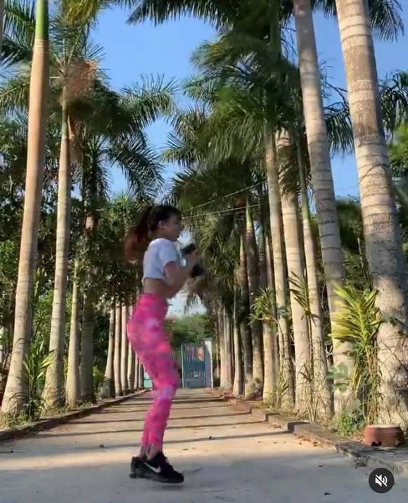 Đang miệt mài tập thể dục lại bị chê ở dơ, bạn gái Lâm Tây đáp trả: Vườn nhà 3 mẫu nên không quét nổi-1