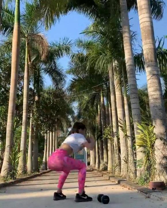 Đang miệt mài tập thể dục lại bị chê ở dơ, bạn gái Lâm Tây đáp trả: Vườn nhà 3 mẫu nên không quét nổi-2