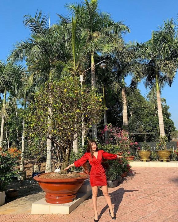 Đang miệt mài tập thể dục lại bị chê ở dơ, bạn gái Lâm Tây đáp trả: Vườn nhà 3 mẫu nên không quét nổi-4