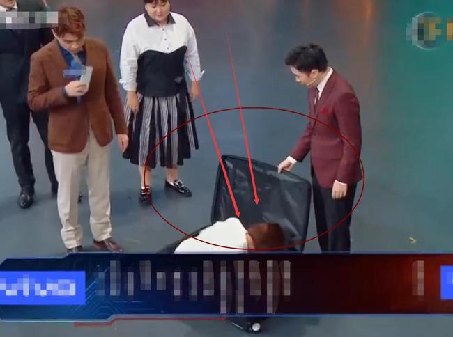 Mỹ nhân Tân Cương - Đồng Lệ Á gây sốc khi gầy trơ xương, nằm trọn trong vali vẫn còn dư chỗ-3