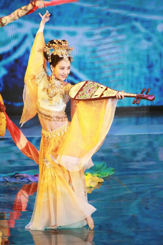 Mỹ nhân Tân Cương - Đồng Lệ Á gây sốc khi gầy trơ xương, nằm trọn trong vali vẫn còn dư chỗ-6