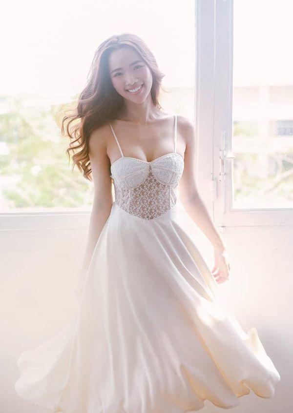 Bà xã Ưng Hoàng Phúc khoe dáng gợi cảm trên MXH, nói là mẹ ba con chắc chẳng ai tin-5