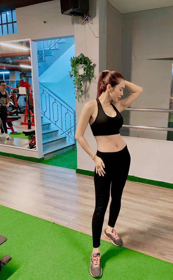 Bà xã Ưng Hoàng Phúc khoe dáng gợi cảm trên MXH, nói là mẹ ba con chắc chẳng ai tin-6