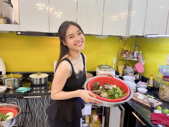 Thừa nhận tròn lên nhưng Ninh Dương Lan Ngọc vẫn sở hữu vòng eo 54 cm đáng ngưỡng mộ-1