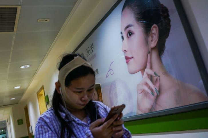 Các cô gái Trung Quốc dao kéo bất chấp hậu quả để kiếm việc, lấy chồng-3