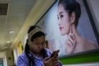 Các cô gái Trung Quốc dao kéo bất chấp hậu quả để kiếm việc, lấy chồng