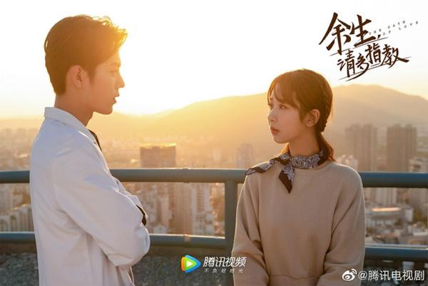 Dương Tử - Tiêu Chiến vướng nghi án phim giả tình thật khi lộ ảnh tình tứ ở hậu trường Quãng đời còn lại xin chỉ giáo nhiều hơn-1