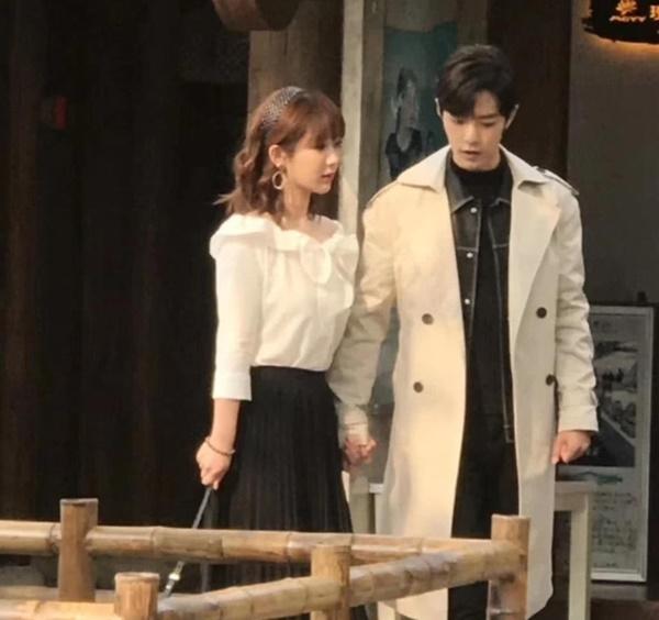 Dương Tử - Tiêu Chiến vướng nghi án phim giả tình thật khi lộ ảnh tình tứ ở hậu trường Quãng đời còn lại xin chỉ giáo nhiều hơn-4