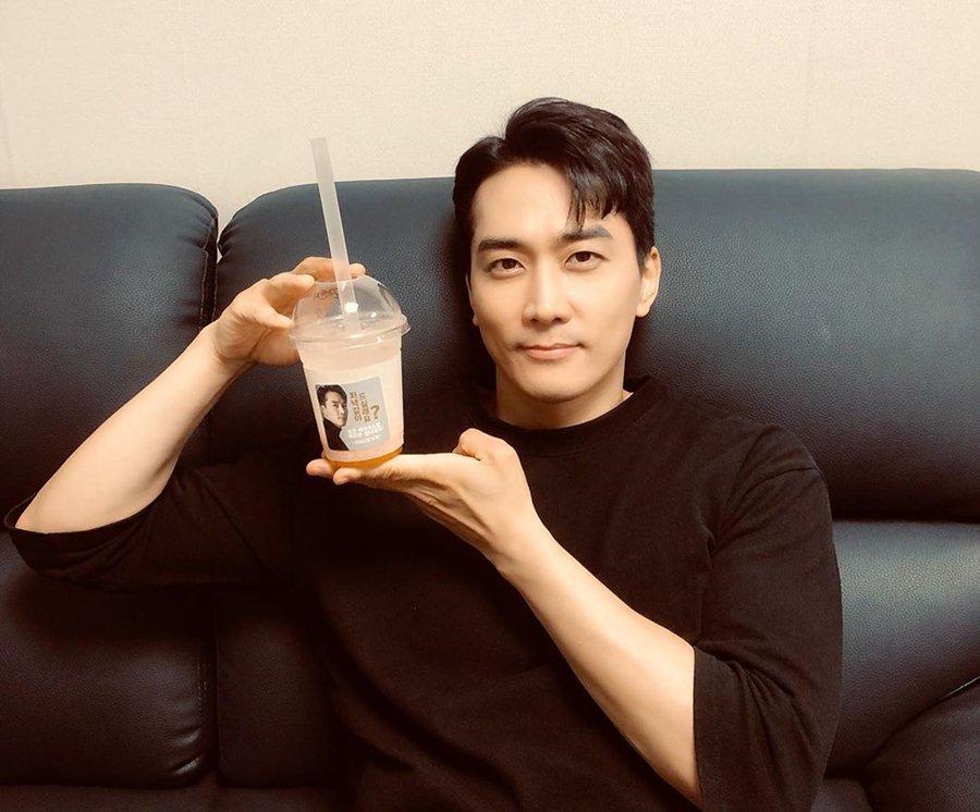 Song Seung Heon đăng tải hình ảnh chụp cùng ly cà phê do đàn em Krystal gửi tặng tới phim trường “Shall We Eat Dinner Together?”. Nam diễn viên và Krystal giữ mối quan hệ thân thiết sau khi cùng góp mặt trong bộ phim “The Player”.