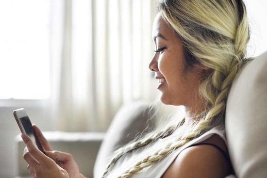 Các chòm sao vụng về nhưng cực giỏi tán tỉnh qua tin nhắn