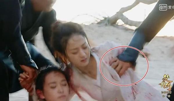 Bị sàm sỡ vòng 1, đụng chạm trên phim trường, loạt mỹ nhân phản ứng thế nào?-2