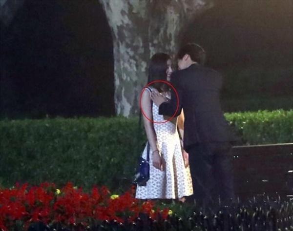 Bị sàm sỡ vòng 1, đụng chạm trên phim trường, loạt mỹ nhân phản ứng thế nào?-6