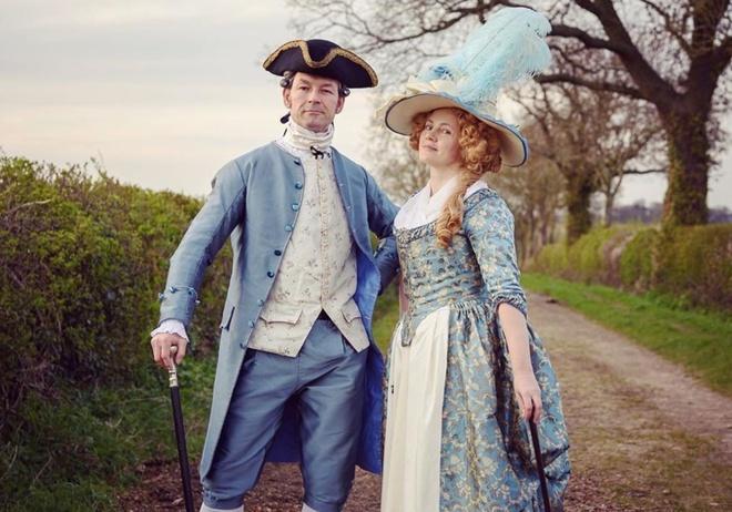 Cặp vợ chồng mặc đồ thời xưa đi tập thể dục để mua vui cho hàng xóm-1