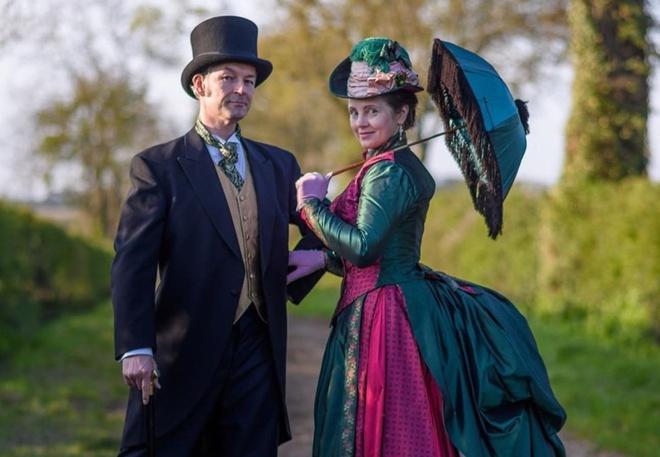 Cặp vợ chồng mặc đồ thời xưa đi tập thể dục để mua vui cho hàng xóm-2