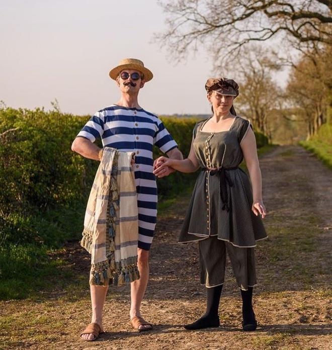 Cặp vợ chồng mặc đồ thời xưa đi tập thể dục để mua vui cho hàng xóm-4