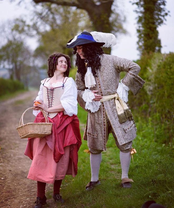 Cặp vợ chồng mặc đồ thời xưa đi tập thể dục để mua vui cho hàng xóm-5