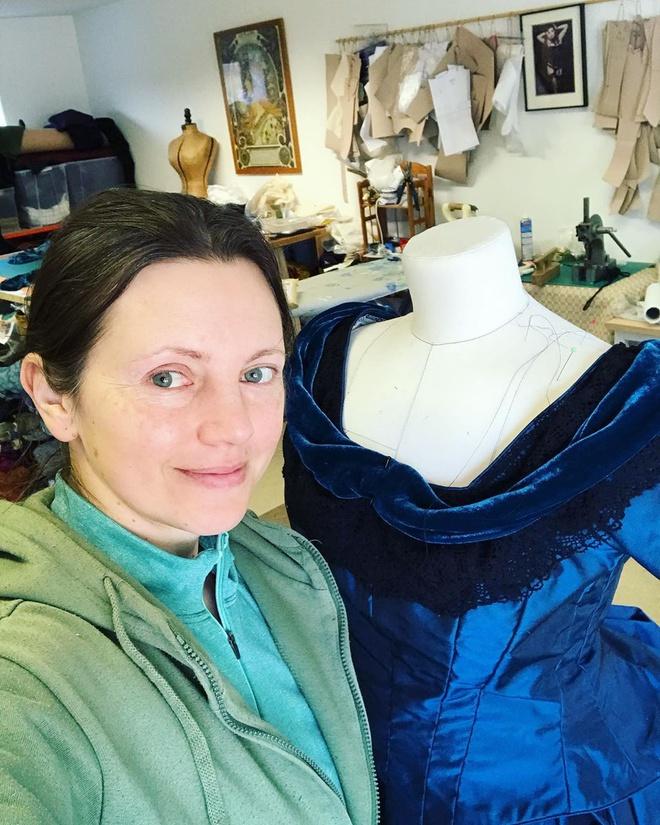 Cặp vợ chồng mặc đồ thời xưa đi tập thể dục để mua vui cho hàng xóm-6