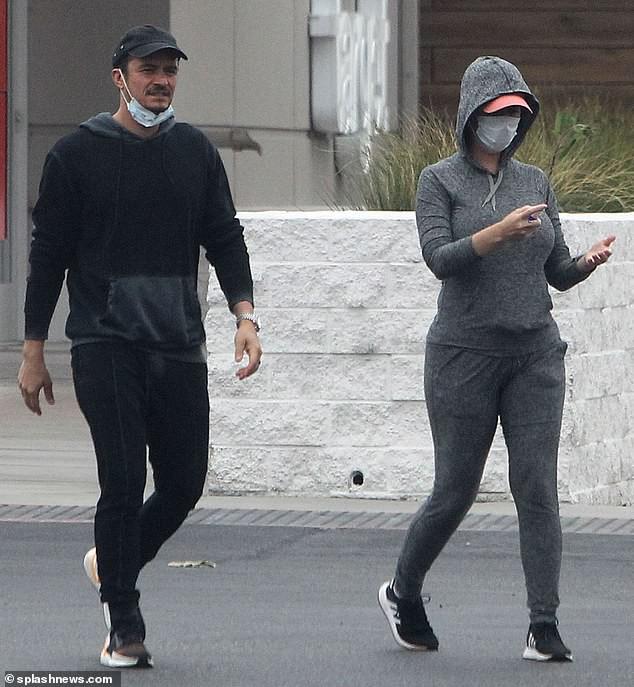 Katy Perry đeo khẩu trang, bế bụng bầu đi mua sắm cùng bạn trai-1