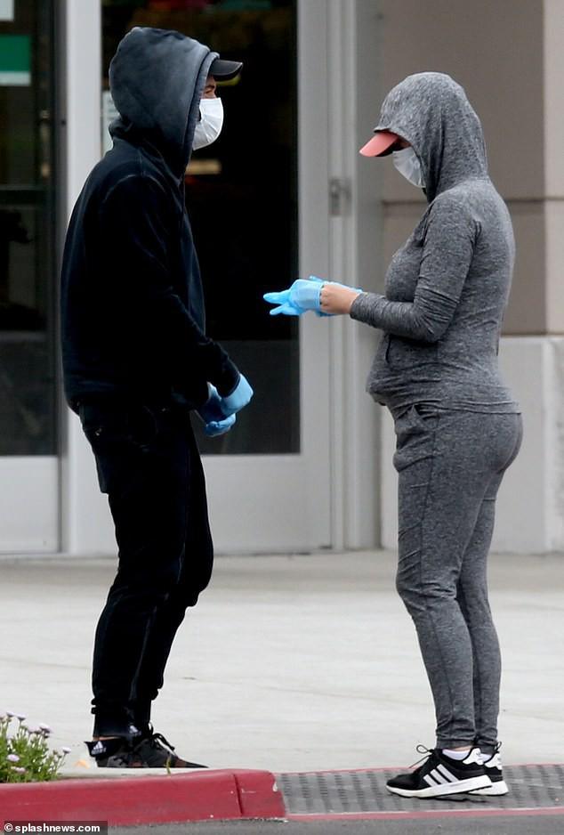 Katy Perry đeo khẩu trang, bế bụng bầu đi mua sắm cùng bạn trai-2