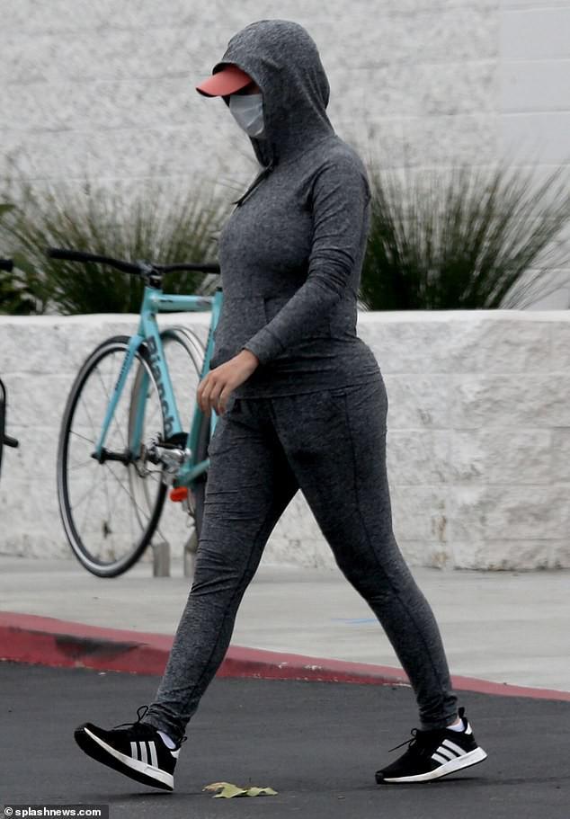 Katy Perry đeo khẩu trang, bế bụng bầu đi mua sắm cùng bạn trai-4