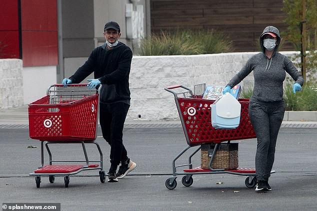 Katy Perry đeo khẩu trang, bế bụng bầu đi mua sắm cùng bạn trai-7