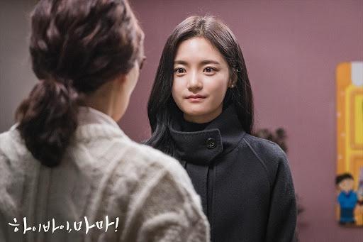 Mẹ kế trẻ trong Hi Bye, Mama đời thường không dùng đồ hiệu-1