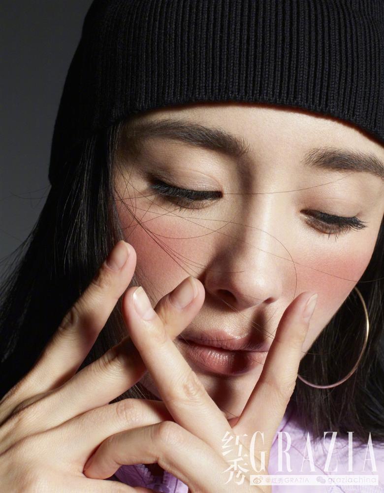 Dương Mịch gây sốt với mái tóc rối, khoe chân dài thẳng tắp trên tạp chí-8