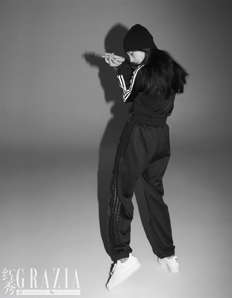 Dương Mịch gây sốt với mái tóc rối, khoe chân dài thẳng tắp trên tạp chí-7