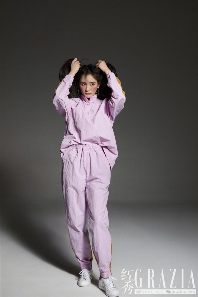 Dương Mịch gây sốt với mái tóc rối, khoe chân dài thẳng tắp trên tạp chí-9