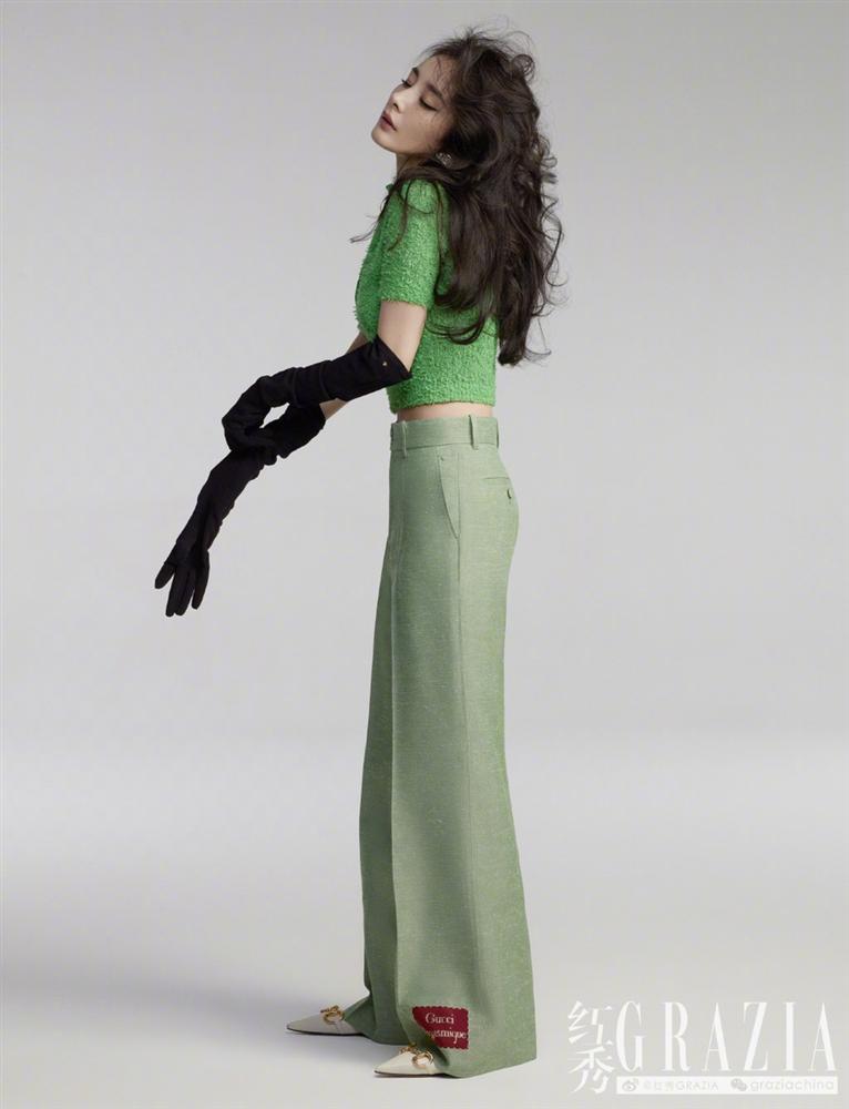 Dương Mịch gây sốt với mái tóc rối, khoe chân dài thẳng tắp trên tạp chí-2