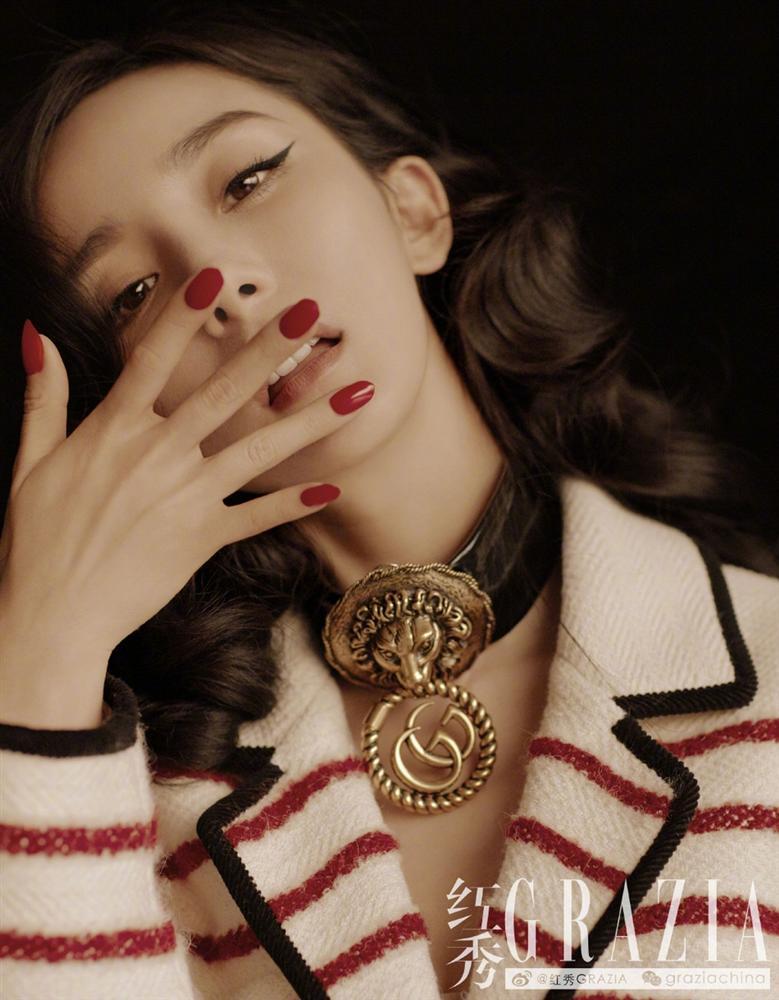 Dương Mịch gây sốt với mái tóc rối, khoe chân dài thẳng tắp trên tạp chí-3