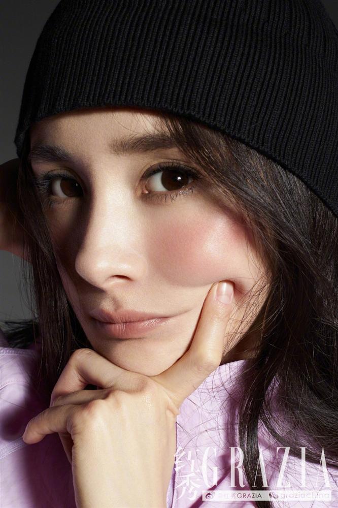 Dương Mịch gây sốt với mái tóc rối, khoe chân dài thẳng tắp trên tạp chí-10