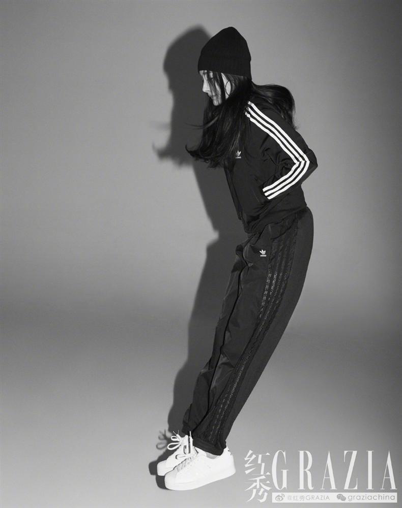 Dương Mịch gây sốt với mái tóc rối, khoe chân dài thẳng tắp trên tạp chí-11