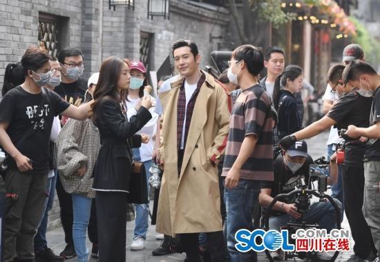 Lộ cảnh Huỳnh Hiểu Minh hôn môi tình trẻ Thái Văn Tịnh, Angelababy lại bị gọi tên-5