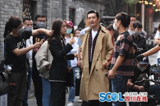 Lộ cảnh Huỳnh Hiểu Minh hôn môi tình trẻ Thái Văn Tịnh, Angelababy lại bị gọi tên-6