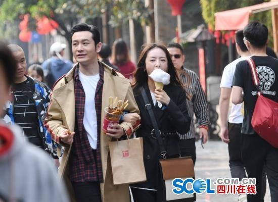 Lộ cảnh Huỳnh Hiểu Minh hôn môi tình trẻ Thái Văn Tịnh, Angelababy lại bị gọi tên-8