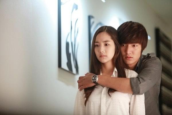 Chuyện tình ngắn ngủi ngoài đời của Lee Min Ho và Park Min Young cũng xuất phát từ khi cả 2 cùng tham gia đảm vai chính trong 