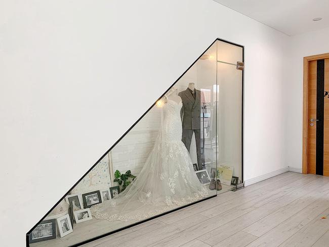 Thú vị: Cặp vợ chồng xây phòng trưng bày kỉ vật tình yêu ở chân cầu thang để mỗi lần cãi nhau nhìn vào là nhớ-2