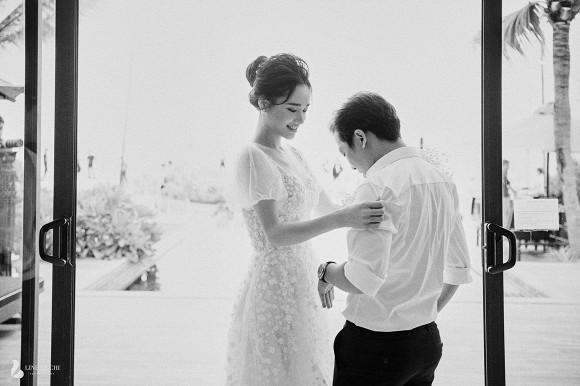 Sau gần 2 năm, hình ảnh ba mẹ Nhã Phương bật khóc trao tay con gái cho Trường Giang lần đầu công bố gây xúc động mạnh-1