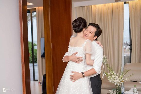 Sau gần 2 năm, hình ảnh ba mẹ Nhã Phương bật khóc trao tay con gái cho Trường Giang lần đầu công bố gây xúc động mạnh-5