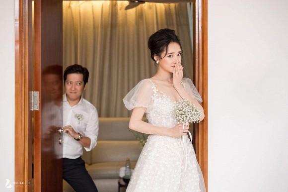 Sau gần 2 năm, hình ảnh ba mẹ Nhã Phương bật khóc trao tay con gái cho Trường Giang lần đầu công bố gây xúc động mạnh-6