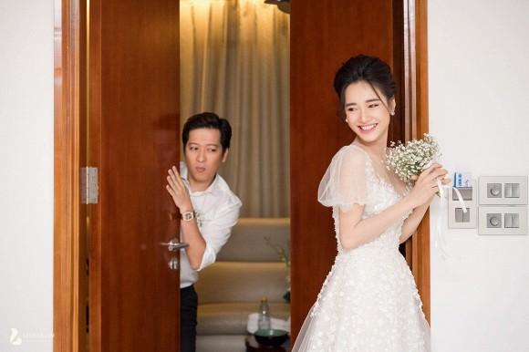 Sau gần 2 năm, hình ảnh ba mẹ Nhã Phương bật khóc trao tay con gái cho Trường Giang lần đầu công bố gây xúc động mạnh-7