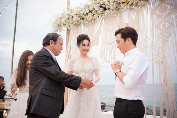 Sau gần 2 năm, hình ảnh ba mẹ Nhã Phương bật khóc trao tay con gái cho Trường Giang lần đầu công bố gây xúc động mạnh-9