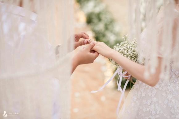 Sau gần 2 năm, hình ảnh ba mẹ Nhã Phương bật khóc trao tay con gái cho Trường Giang lần đầu công bố gây xúc động mạnh-11