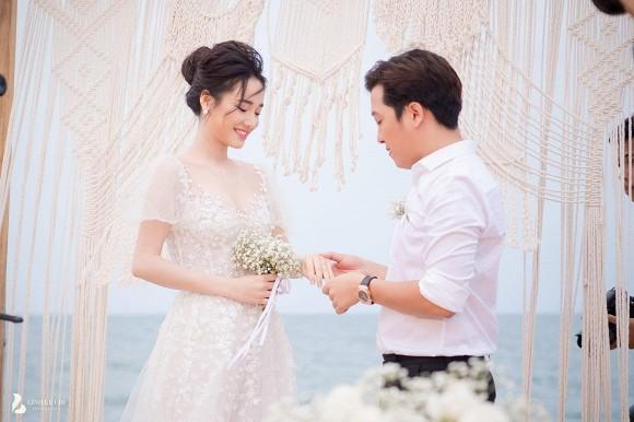 Sau gần 2 năm, hình ảnh ba mẹ Nhã Phương bật khóc trao tay con gái cho Trường Giang lần đầu công bố gây xúc động mạnh-12