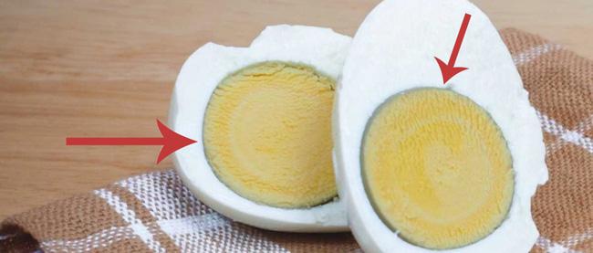 Trứng luộc chín bỗng xuất hiện viền xanh bí ẩn, ăn vào liệu có sinh bệnh?-1