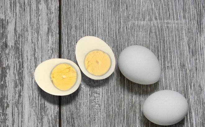 Trứng luộc chín bỗng xuất hiện viền xanh bí ẩn, ăn vào liệu có sinh bệnh?-3